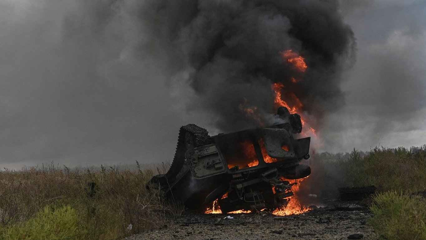 Ukrainas spēku iznīcināta Krievijas bruņu kaujas mašīna Izjumas apkārtnē