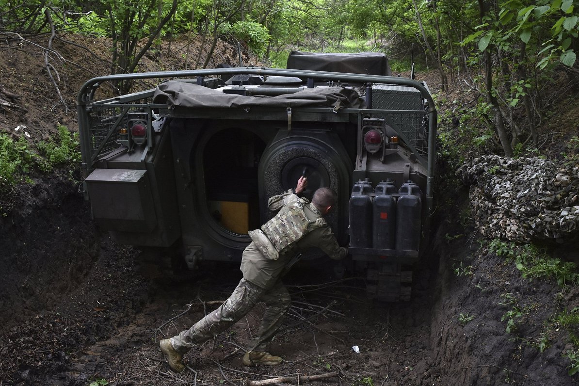Ukrainas armijas bruņu transportlīdzeklis piefrontes zonā Zaporižjas apgabalā