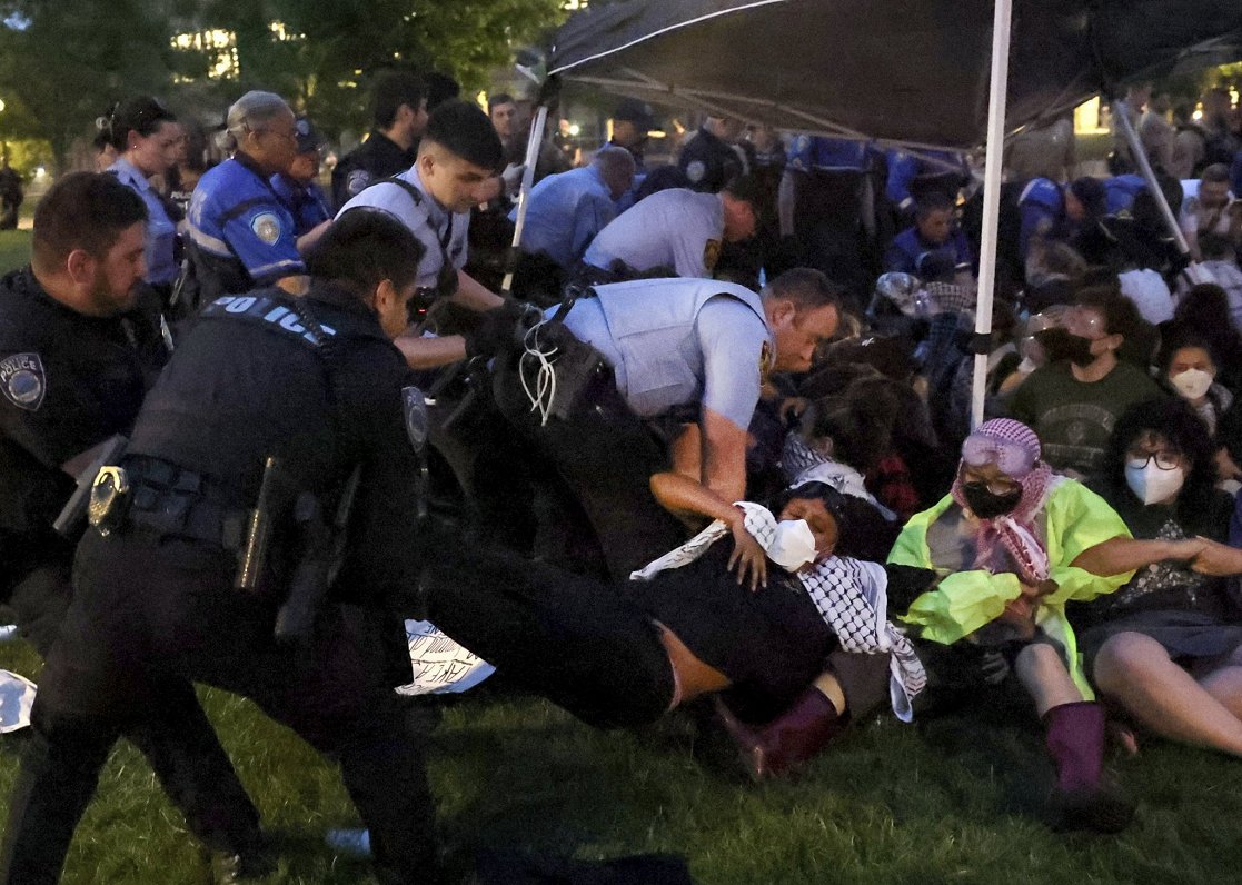 Policija Vašingtonas Universitātē aiztur protestētājus palestīniešu atbalsta akcijā
