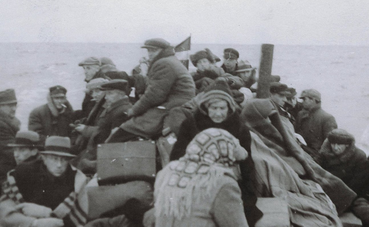 Zvejnieku laiva “Centība” ar latviešu bēgļiem ceļā uz Hervikenas ostu. 1944. gada 10. novembris.