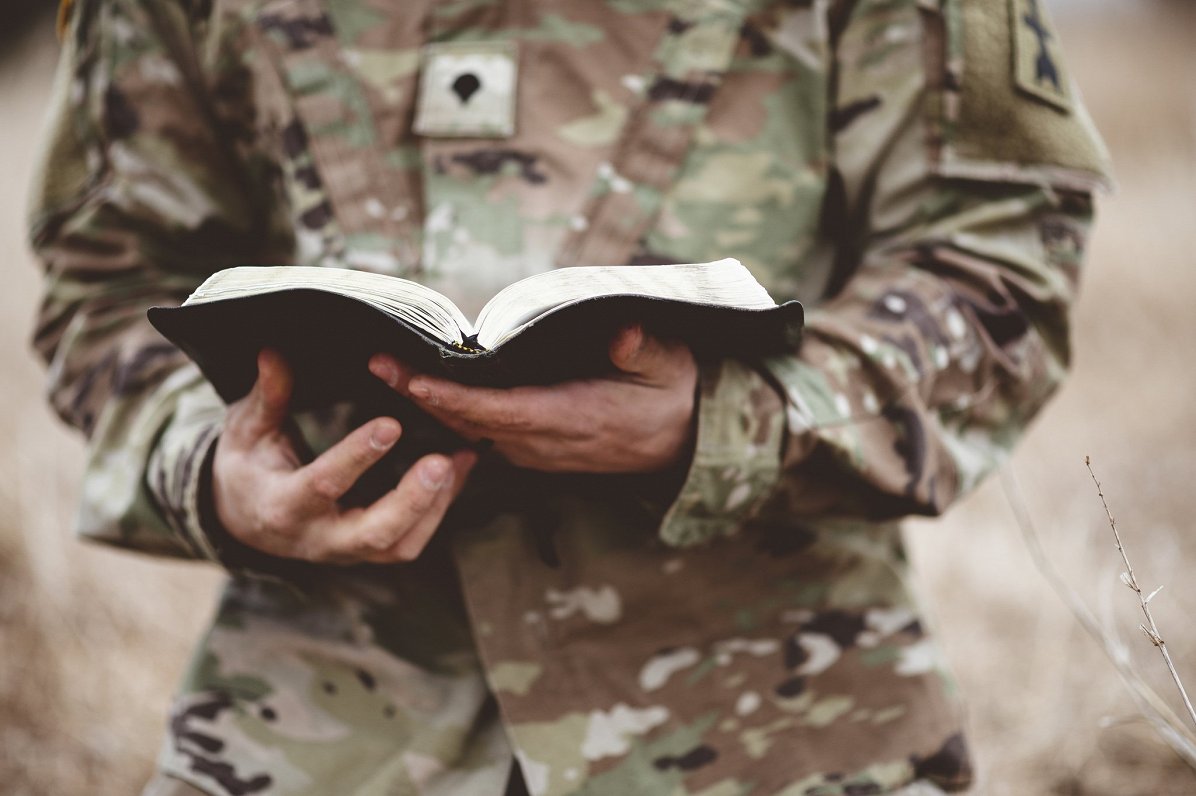 Karavīrs ar grāmatu. Attēls ilustratīvs.