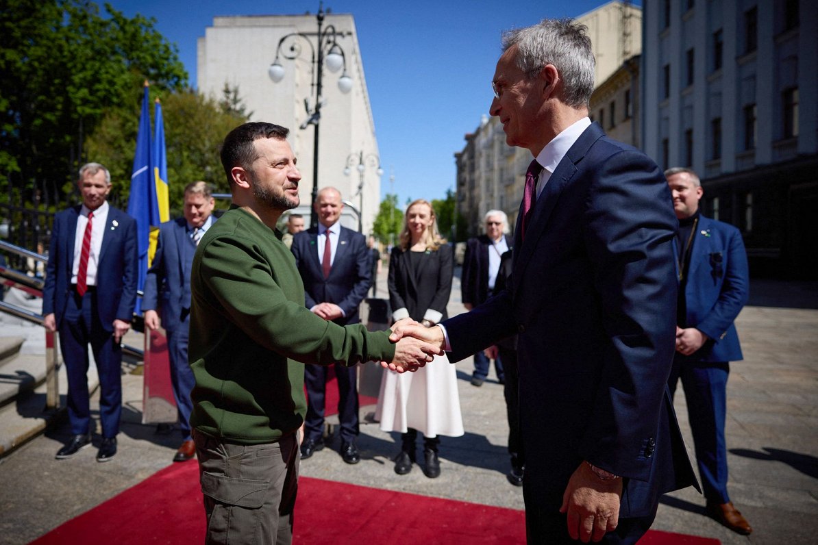 Ukrainas prezidents Volodimirs Zelenskis (no kreisās) sasveicinās ar NATO ģenerālsekretāru Jensu Sto...
