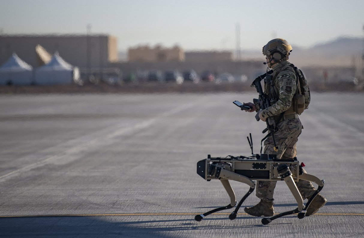 Amerikāņu karavīrs ar robotu