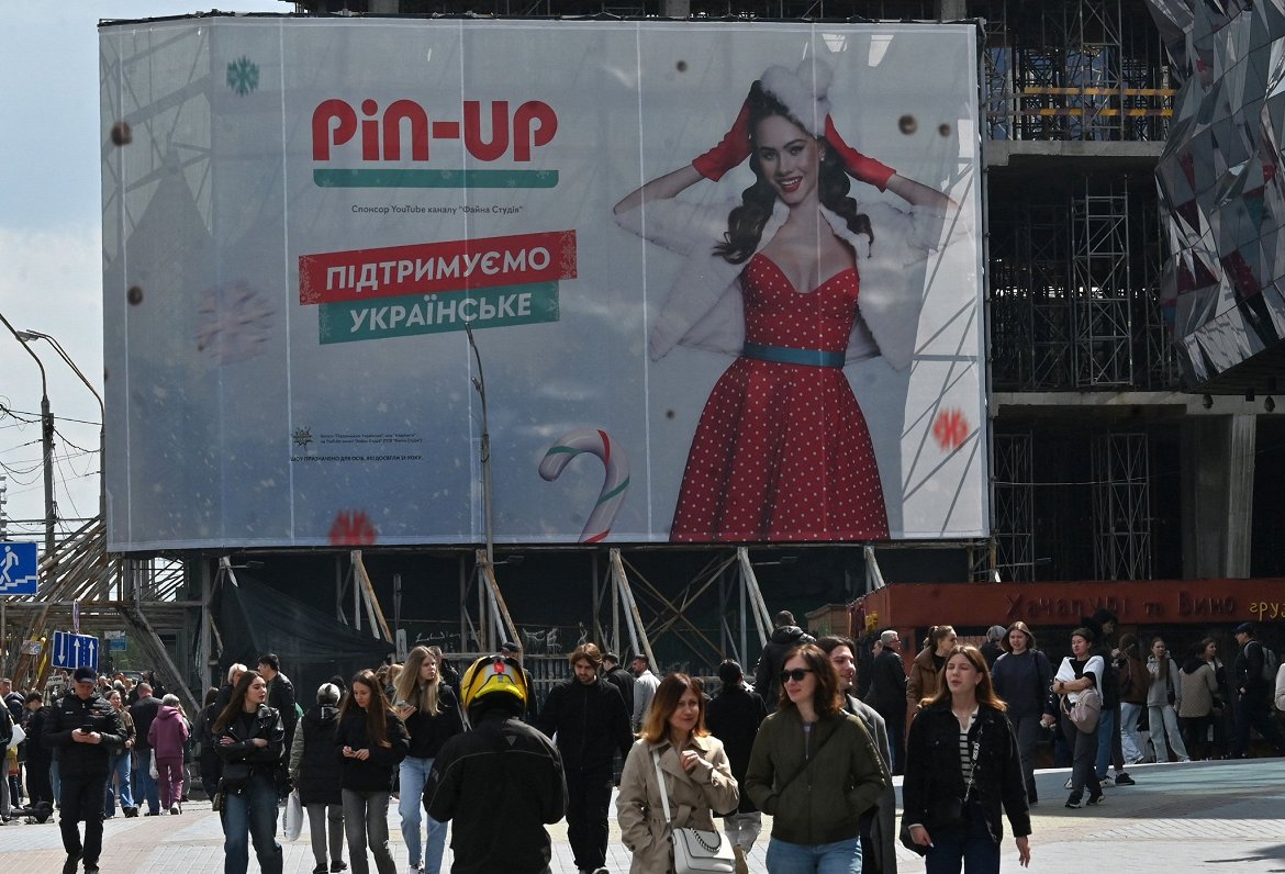Interneta kazino reklāmas plakāts Ukrainas galvaspilsētā Kijivā
