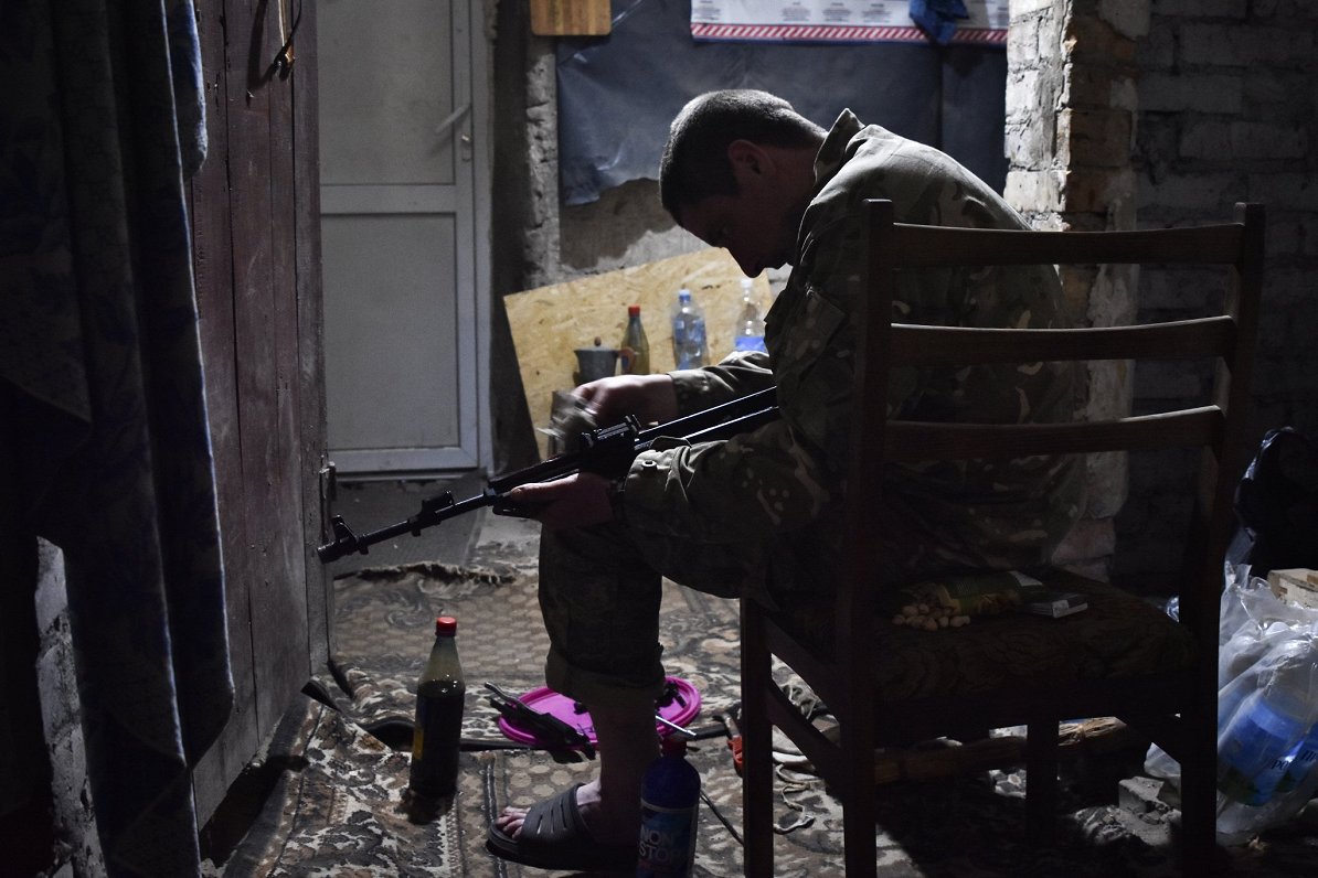 Боец ВСУ чистит оружие. Украина, Запорожская область.  30.04.2024