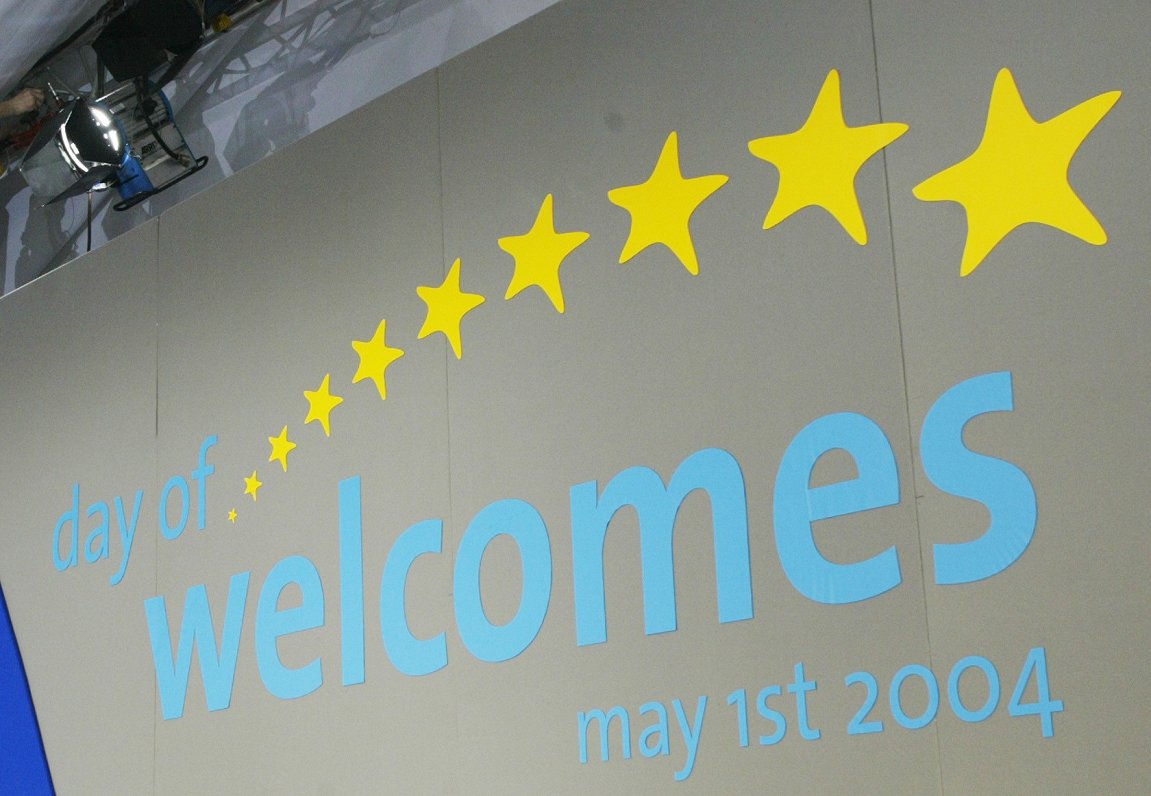 Gatavošanās svinībām pirms Eiropas Savienības lielākās paplašināšanās 2004. gada 1. maijā.