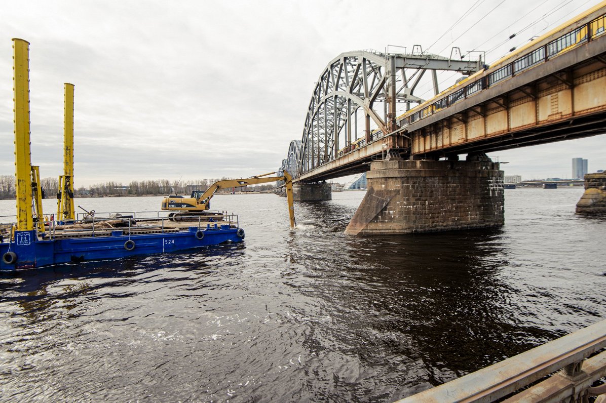 Sāk pirmā «Rail Baltica» tilta balsta izbūvi Daugavā