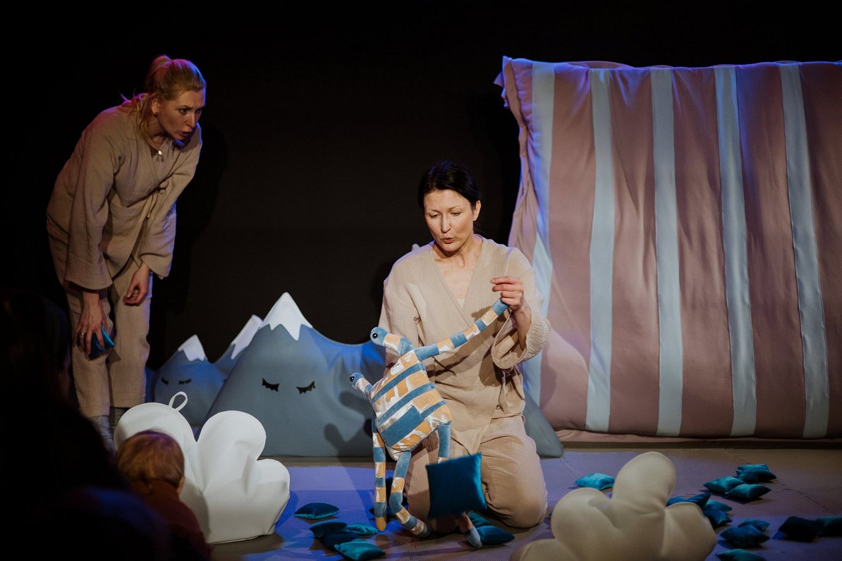 Фрагмент спектакля Латвийского кукольного театра ''Спи, Подушечка!''.