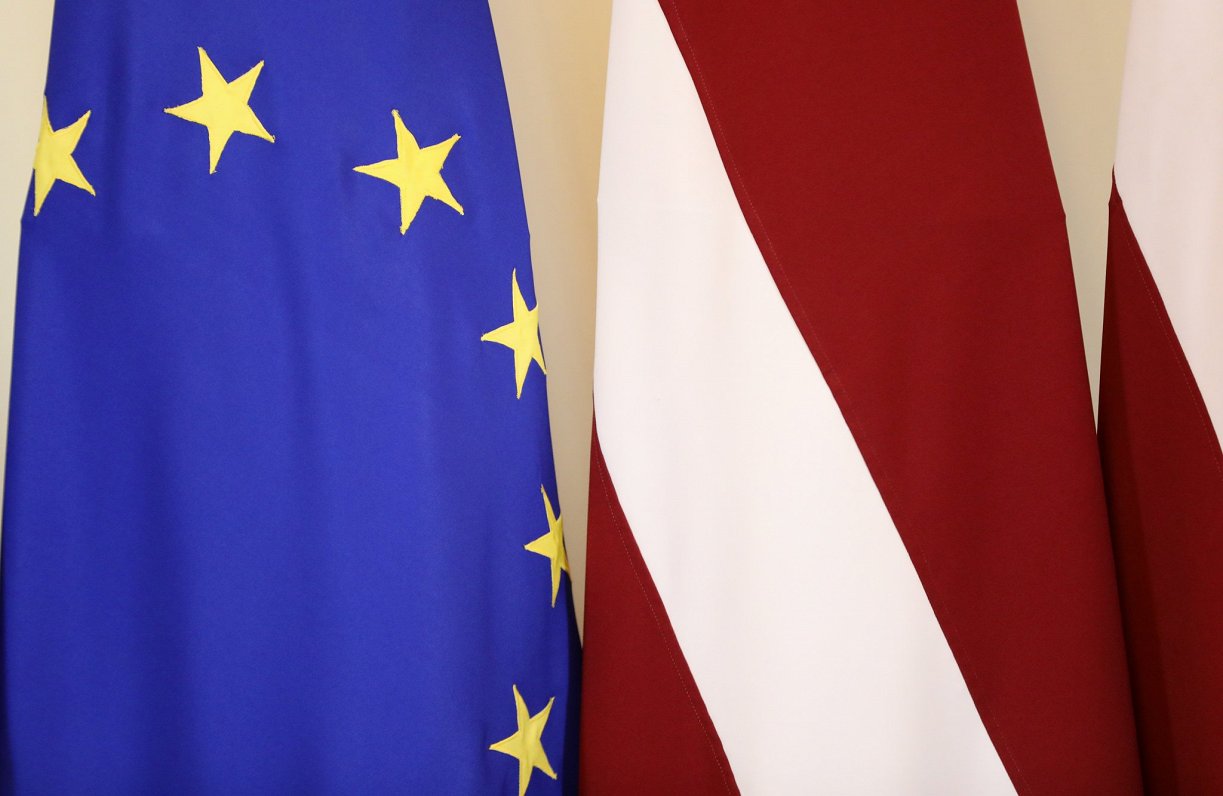 Флаги Евросоюза и Латвии. Иллюстративное фото