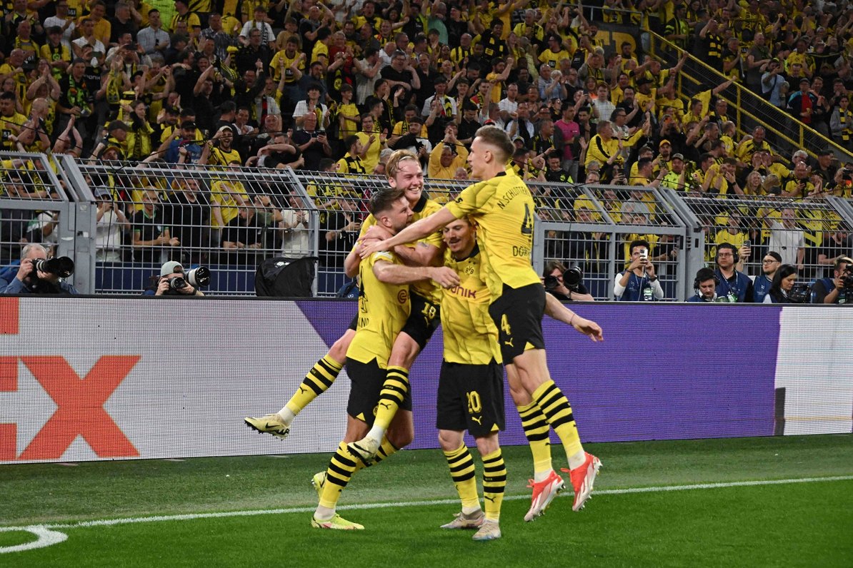 Dortmundes &quot;Borussia&quot; futbolisti svin Niklasa Fillkruga vārtu guvumu spēlē pret &quot;Pari...