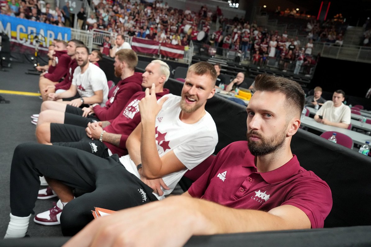 Žanis Peiners (no labās) un Kristaps Porziņģis vēro Latvijas izlases pārbaudes spēli pret Gruziju