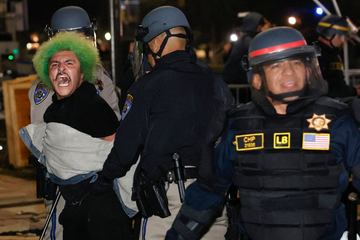 ASV lielpilsētā Losandželosā policija arestē protesta akcijas dalībnieku