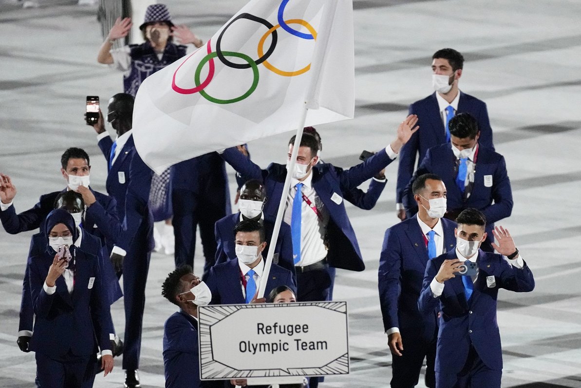 Bēgļu delegācijas sportisti Tokijas olimpisko spēļu atklāšanā