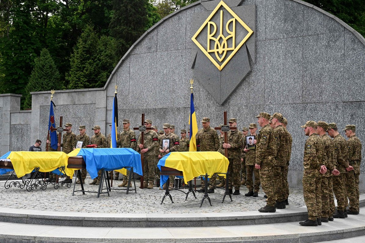 Ukrainas armijas karavīru bēru ceremonija Ļvivā.