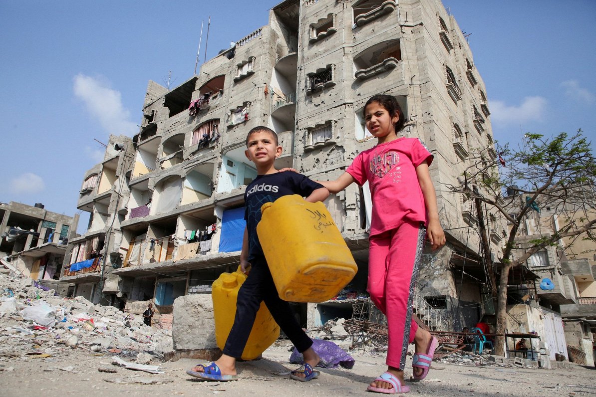 Palestīniešu bērni pie izpostīta nama Gazas joslā