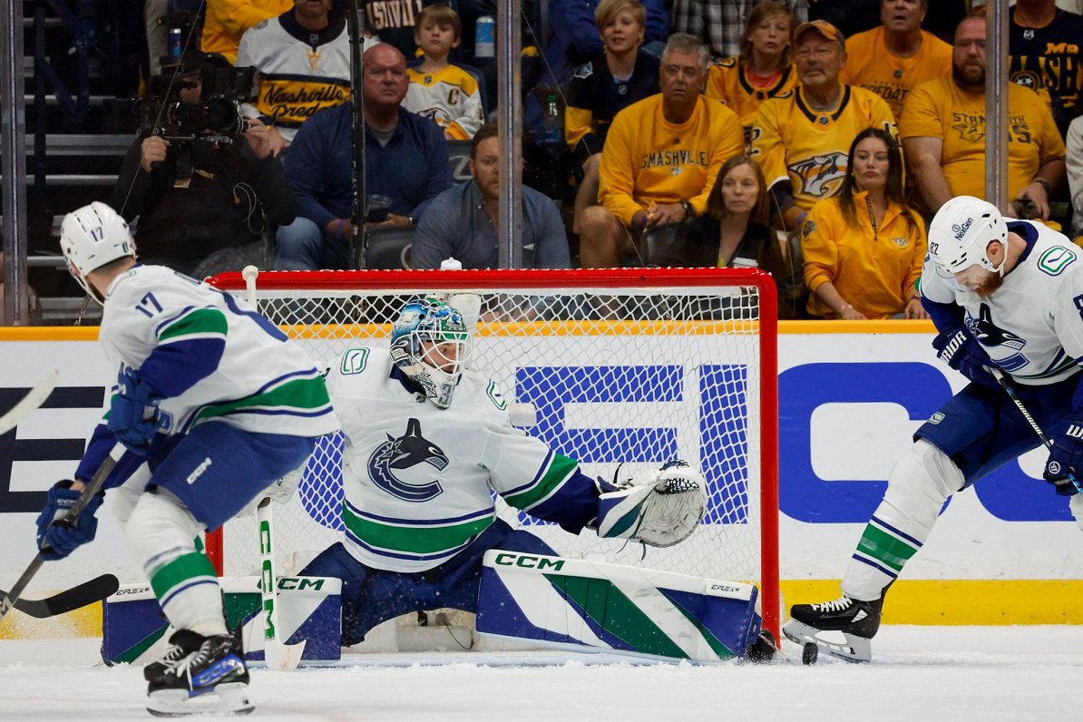 Šilovs paliek nepārspēts «Canucks» vārtos, kopā ar Bļugeru tiek NHL Stenlija kausa otrajā kārtā