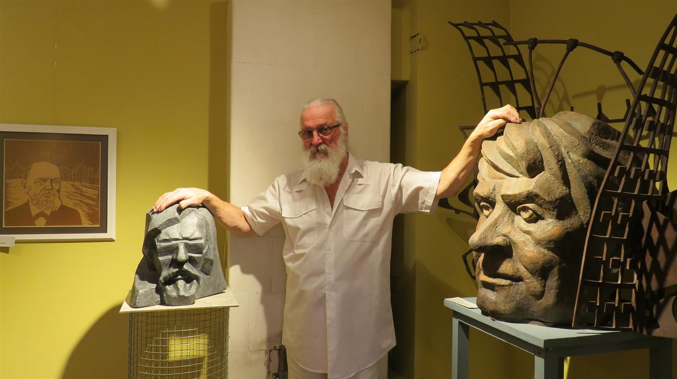 Раймонд Габалиньш и его работы на выставке в Гробине в сентябре 2020 года.