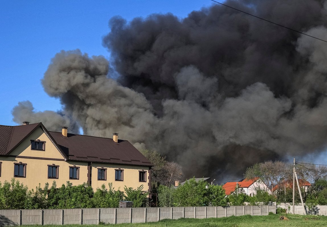 Дым от взрыва ракеты. Украина, Харьков, 04.05.2024.