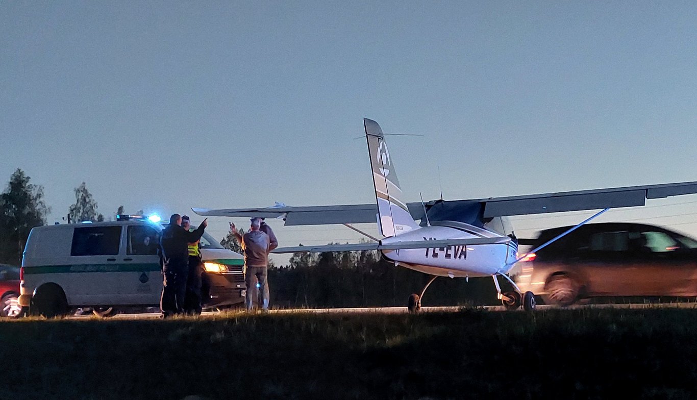 Uz Tallinas šosejas avārijas nosēšanos veikusi lidmašīna