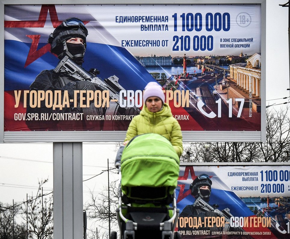 Sanktpēterburgā propagandas plakāts sola lielu atalgojumu tiem, kas pievienosies Krievijas armijai u...