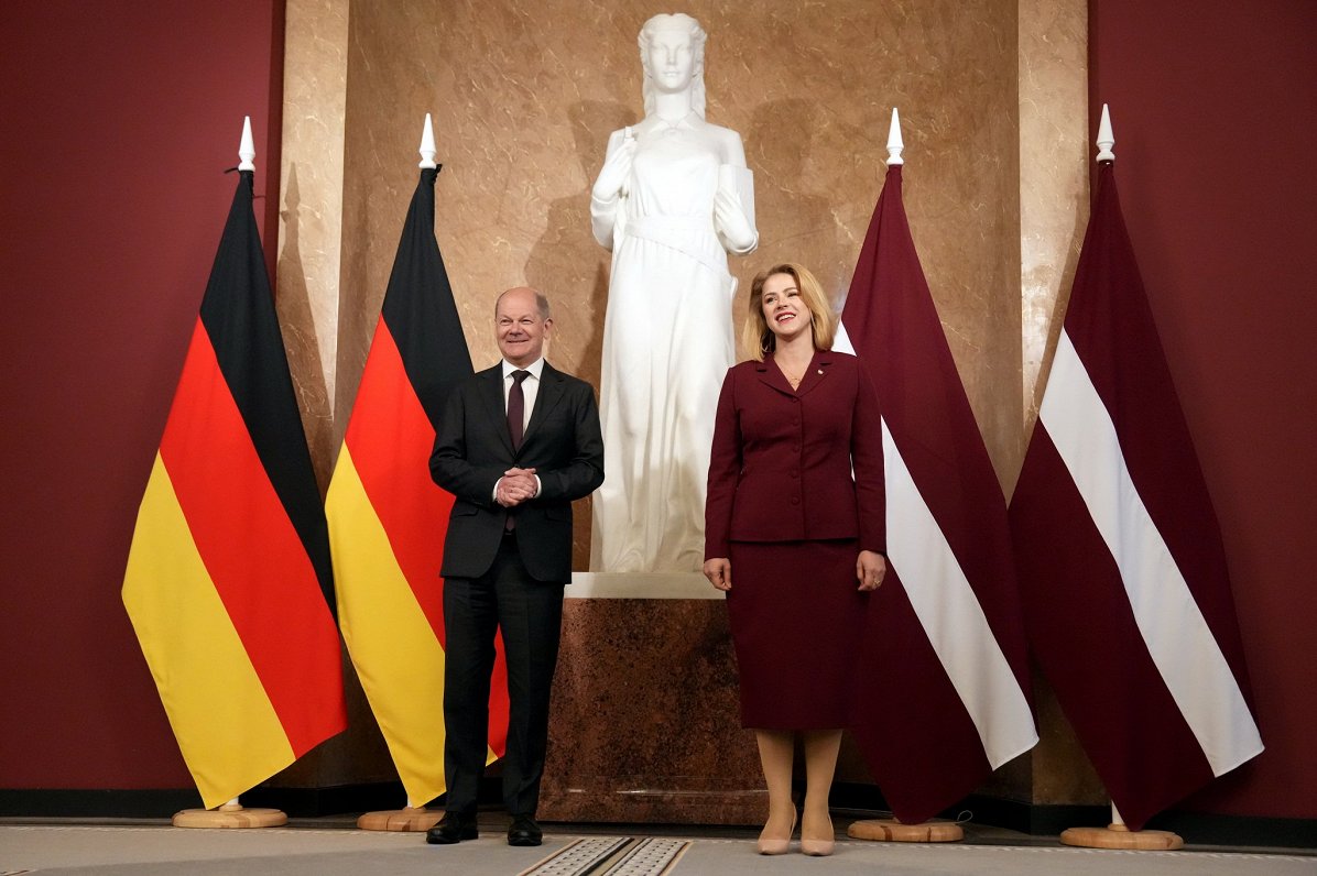 Ministru prezidente Evika Siliņa un Vācijas kanclers Olafs Šolcs tikšanās laikā Ministru kabinetā.