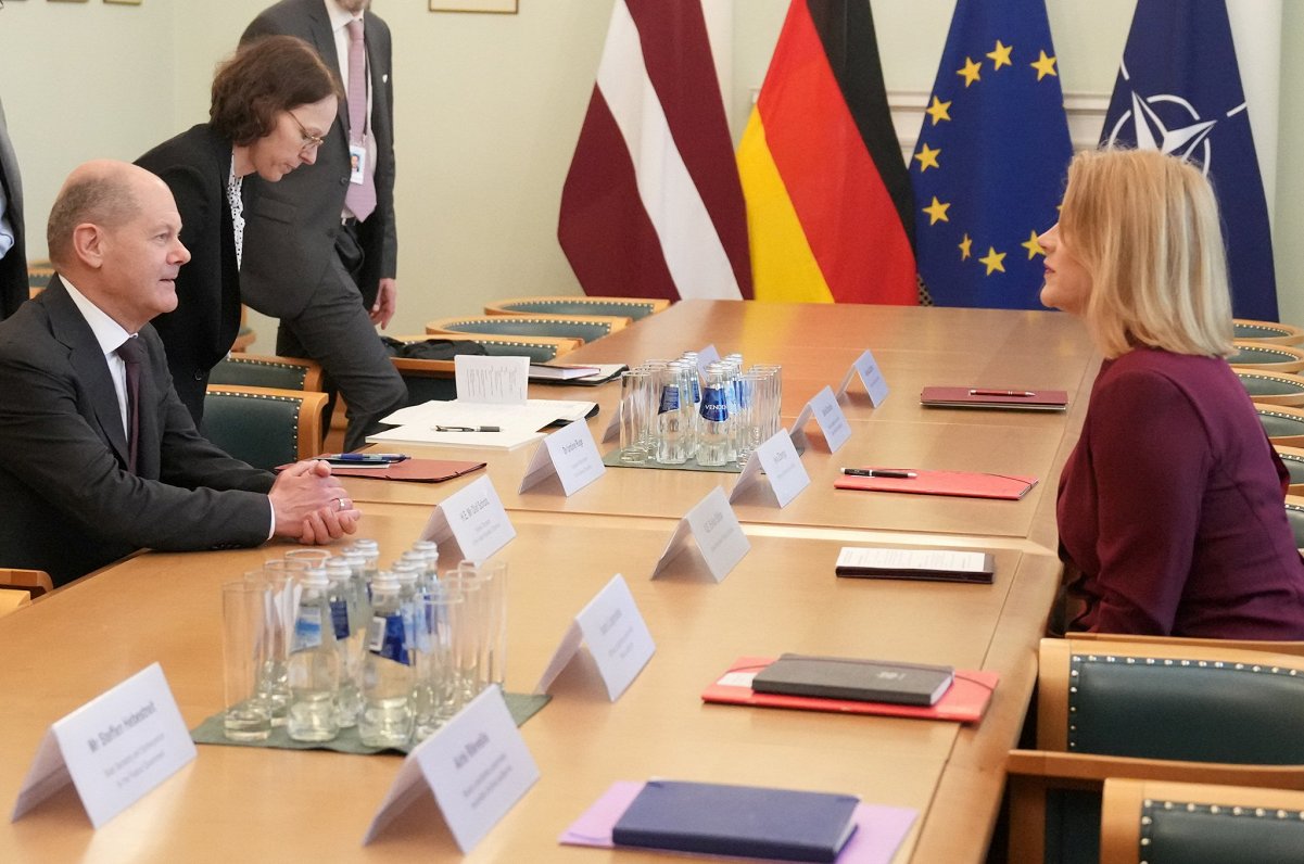 Ministru prezidente Evika Siliņa un Vācijas kanclers Olafs Šolcs tikšanās laikā Ministru kabinetā.