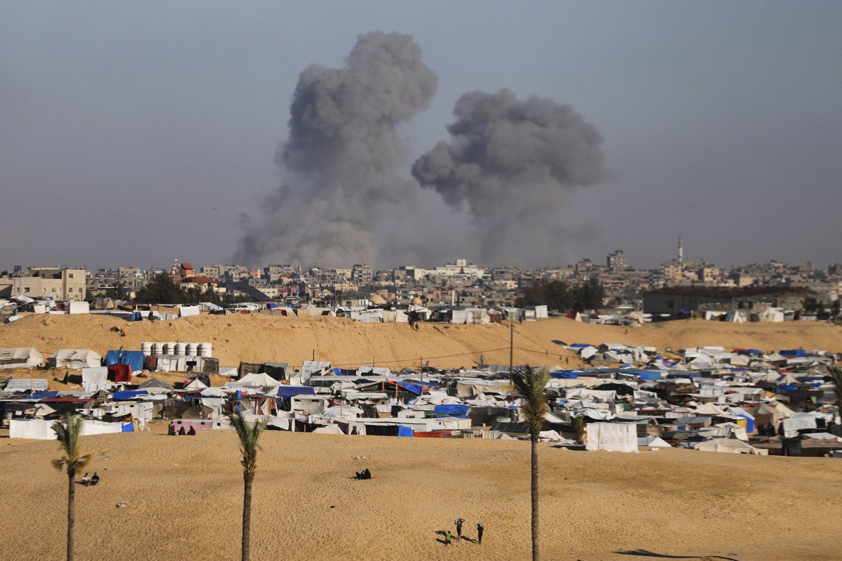 Дым взрывов над Рафахом.