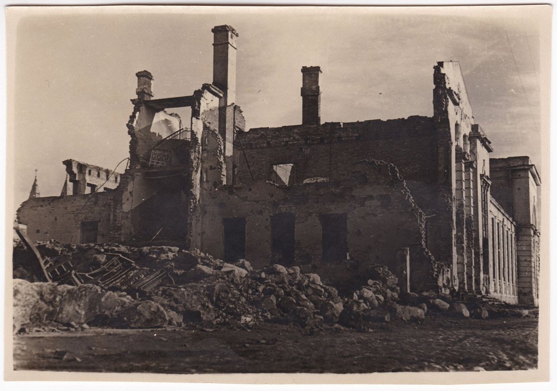 Rēzeknes Tautas pils, kas nopostīta padomju tālās darbības aviācijas uzlidojumos 1944. gada 6. un 7....