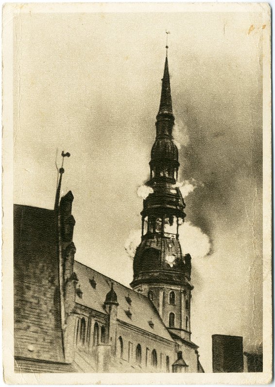 Vācu okupācijas laikā izgatavota pastkarte ar degošo Svētā Pētera baznīcas torni. 1941. gads. Foto:...