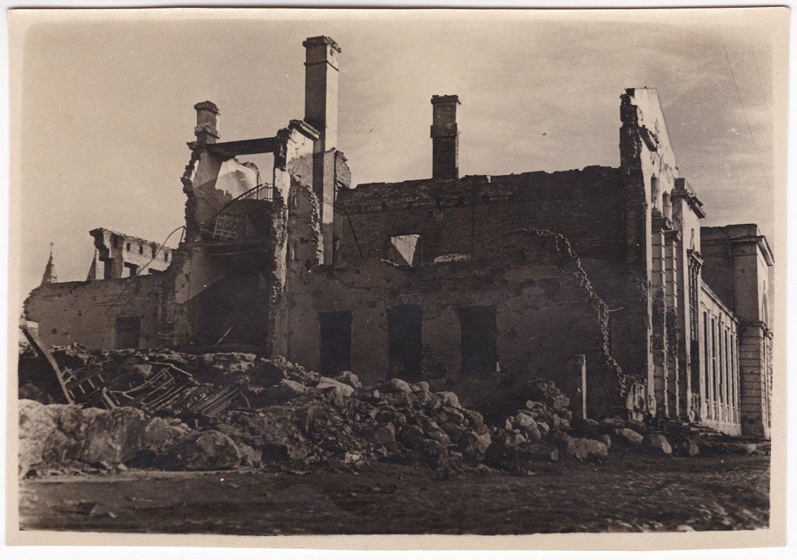 Padomju tālās darbības aviācijas triecienos sagrautā Rēzeknes Tautas pils. 1944. gada aprīlis.
