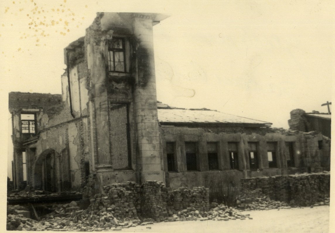 Резекненский Народный дворец, разрушенный ударами советской дальней авиации. Апрель 1944 года.