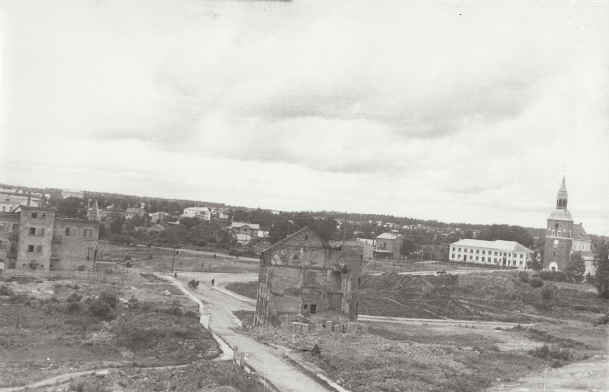 Перекресток улиц Ригас и Диаконата после частичной разборки развалин. Валмиера, лето 1946 года. На п...