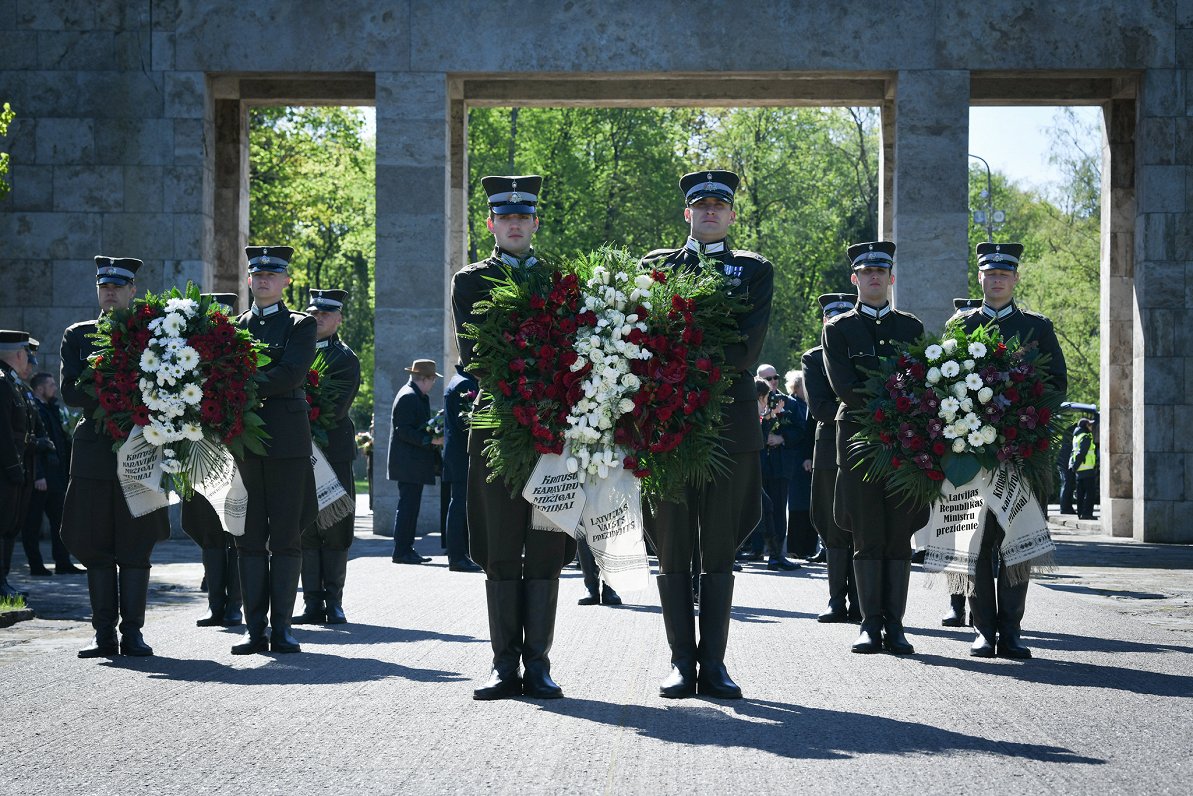 Valsts prezidenta Edgara Rinkēviča dalība svinīgajā ziedu un vainagu nolikšanas ceremonijā Rīgas Brā...