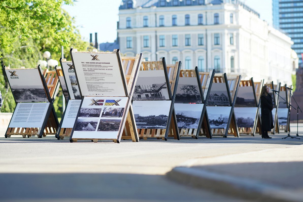 FOTO: Izstāde pie Brīvības pieminekļa par karā izpostītajām Latvijas pilsētām