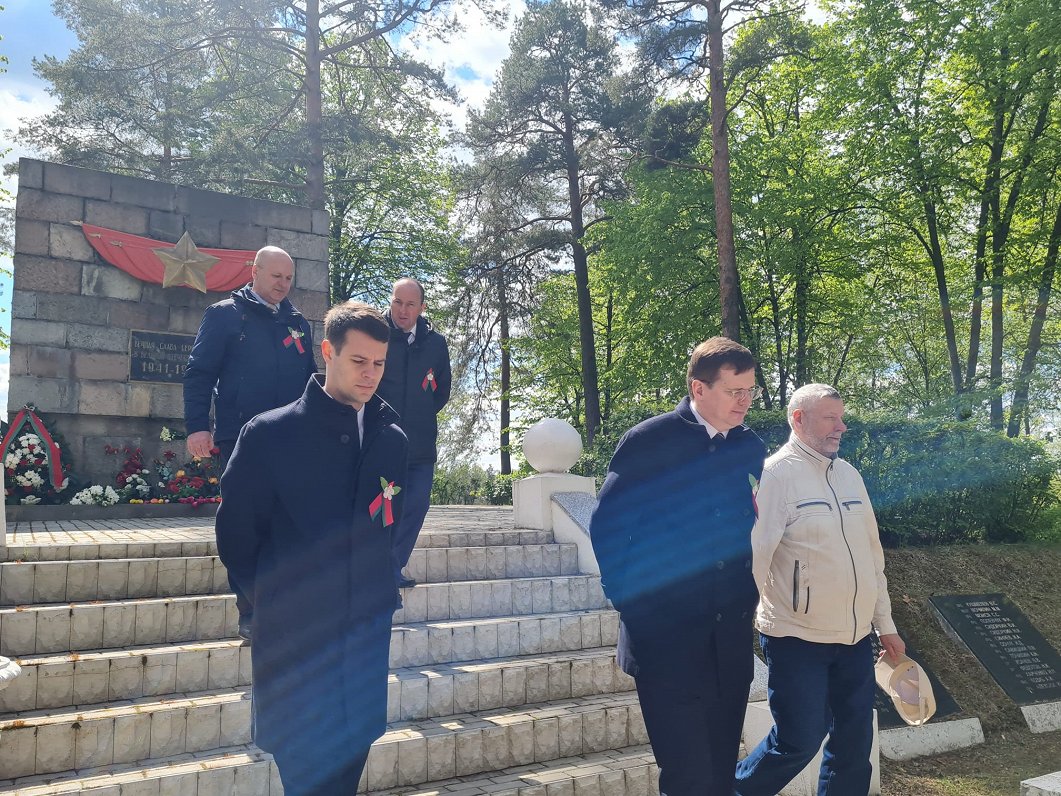 Baltkrievijas konsulāta pārstāvji Daugavpils Brāļu kapos noliek ziedus.