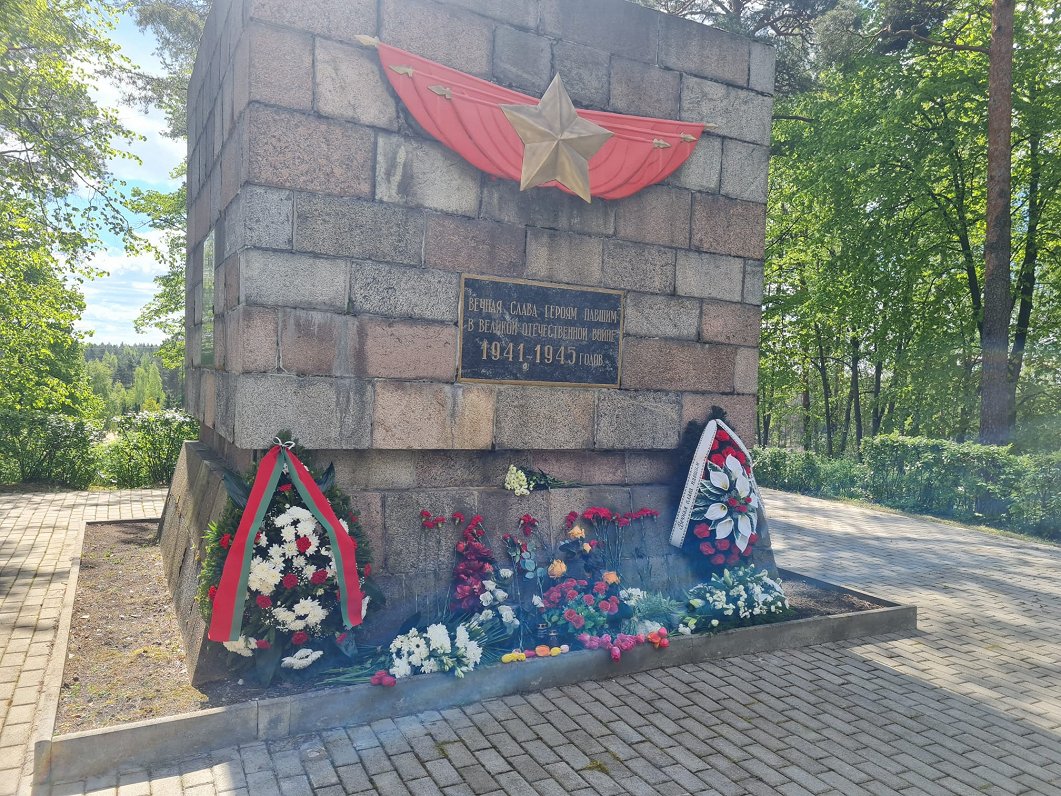 Baltkrievijas konsulāta pārstāvji Daugavpils Brāļu kapos noliek ziedus.