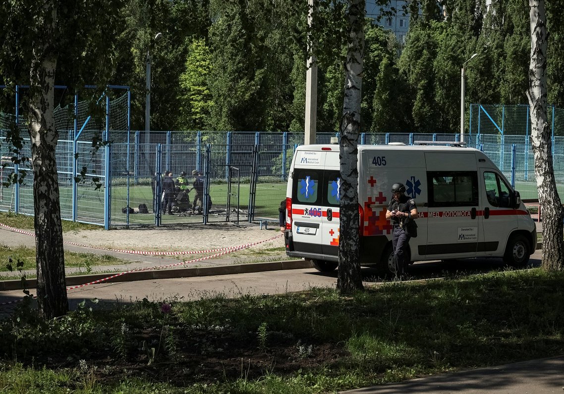 Подростки играли в футбол на этой площадке, когда прилетел снаряд. Украина, Харьков, 08.05.2024.