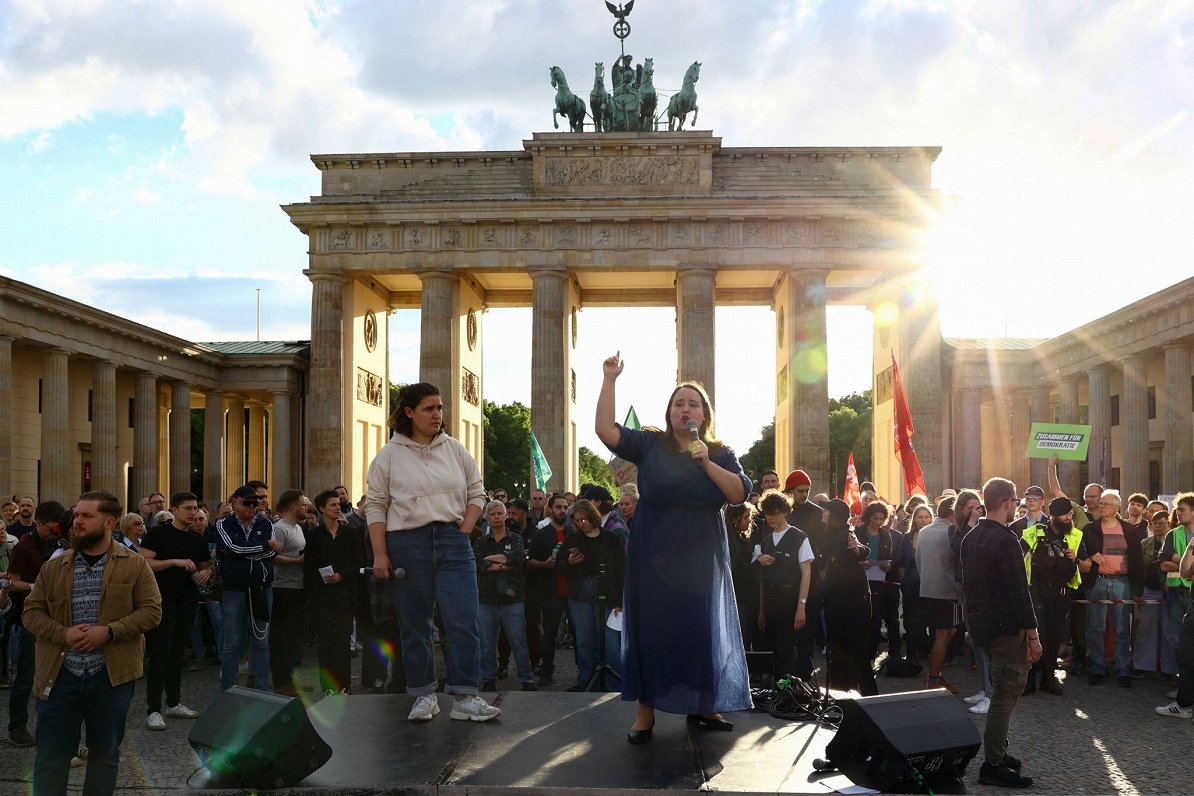 Berlīnē mītiņa dalībnieki nosoda politisko vardarbību