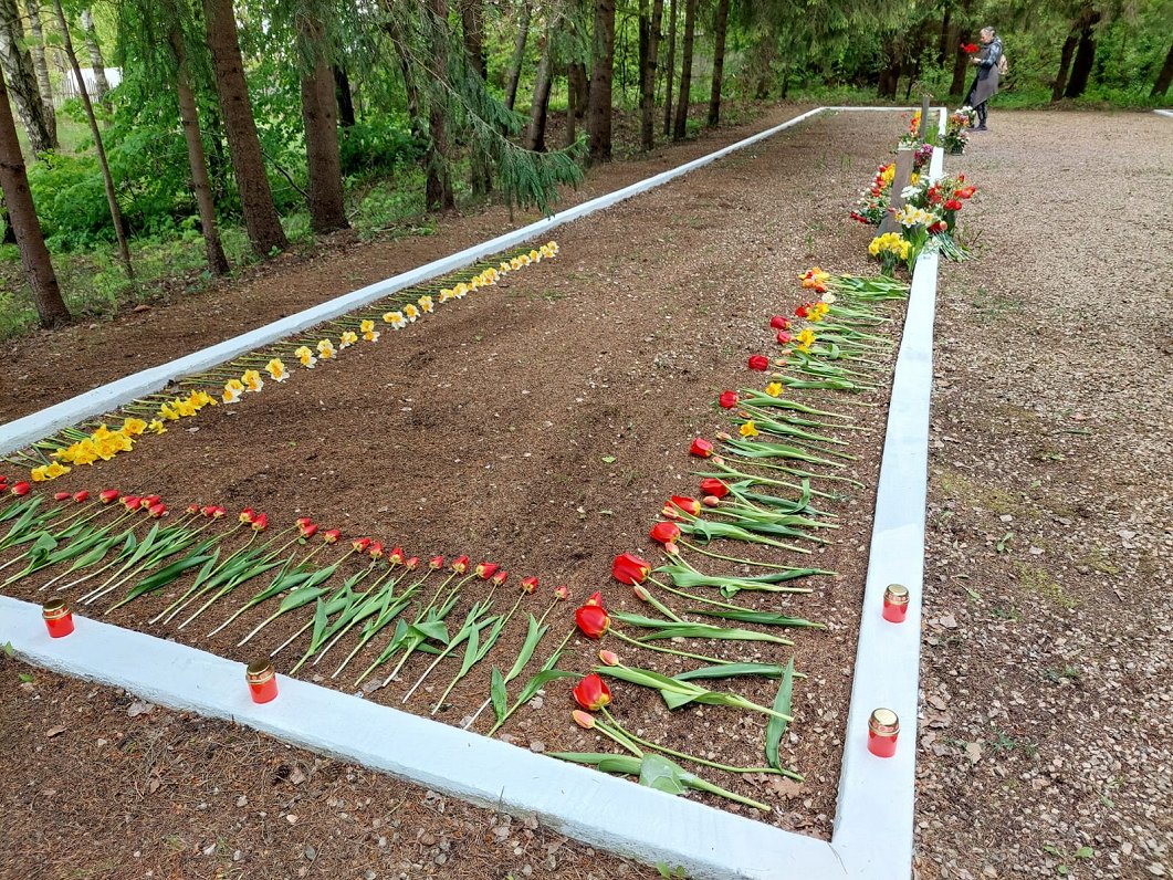 Ziedi un svecītes Pokrova kapos.