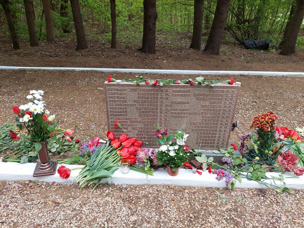 Ziedi un svecītes Pokrova kapos.