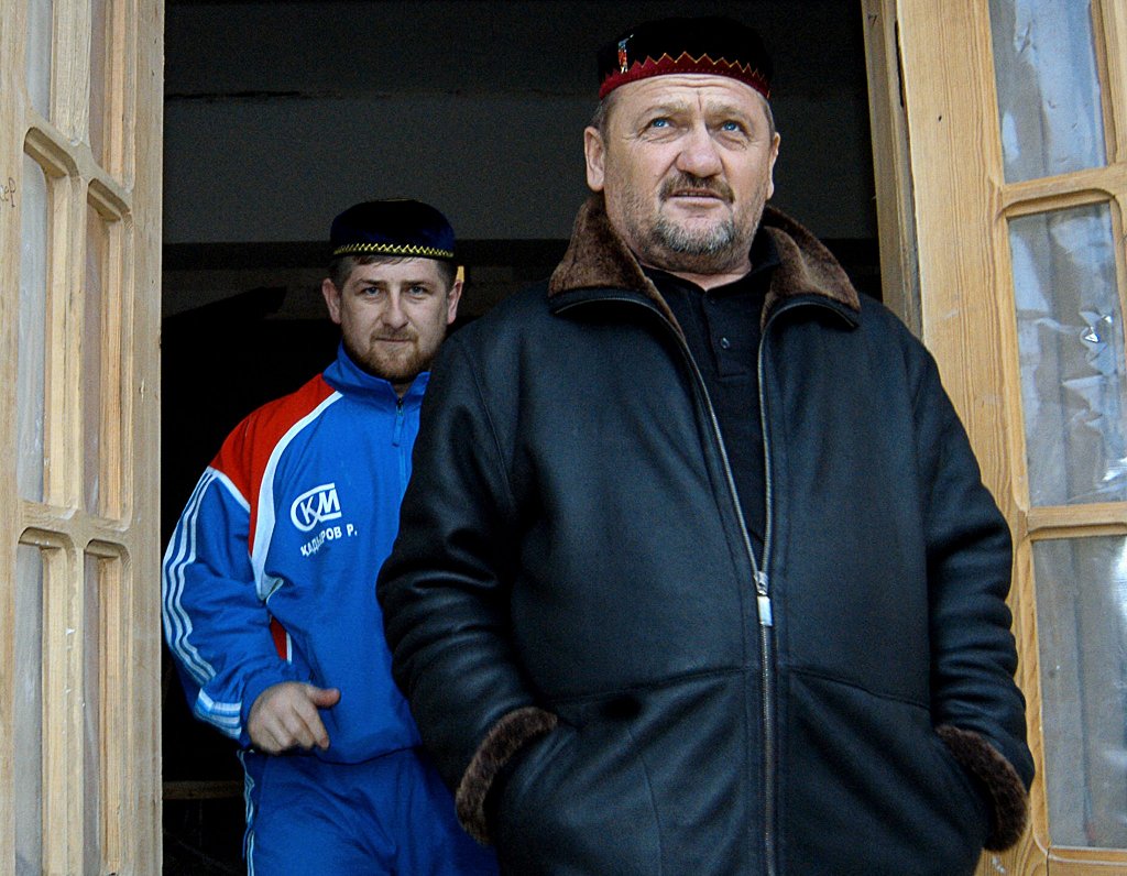 Čečenijas līderis Ahmads Kadirovs (priekšplānā) ar dēlu Ramzanu, 2004. gadā