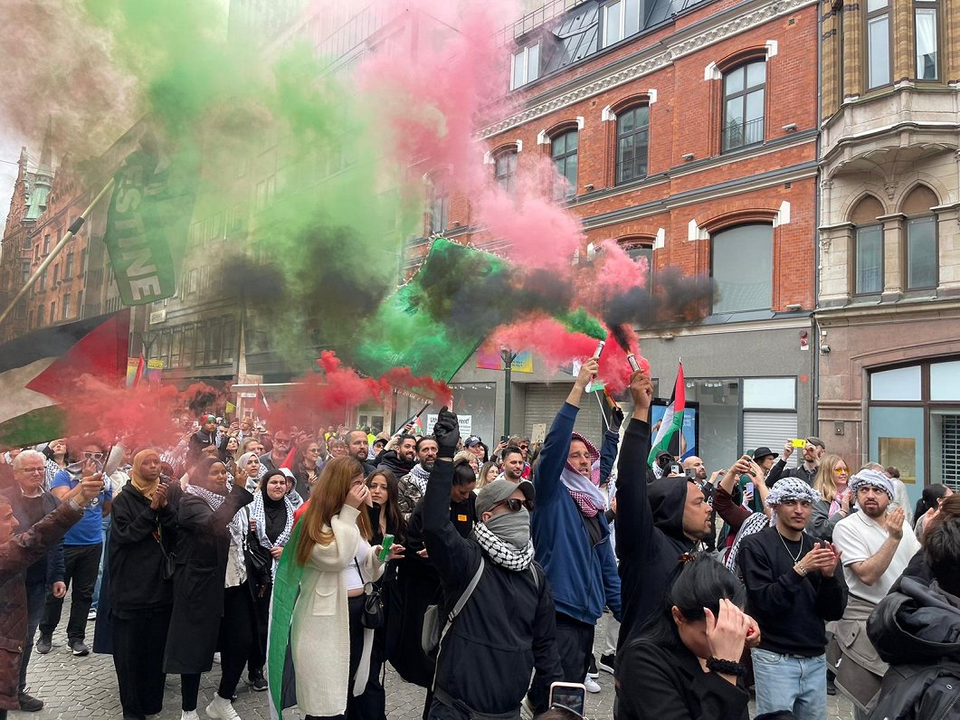 Politiska akcija Palestīnas atbalstam Zviedrijas pilsētas Malmes ielās.