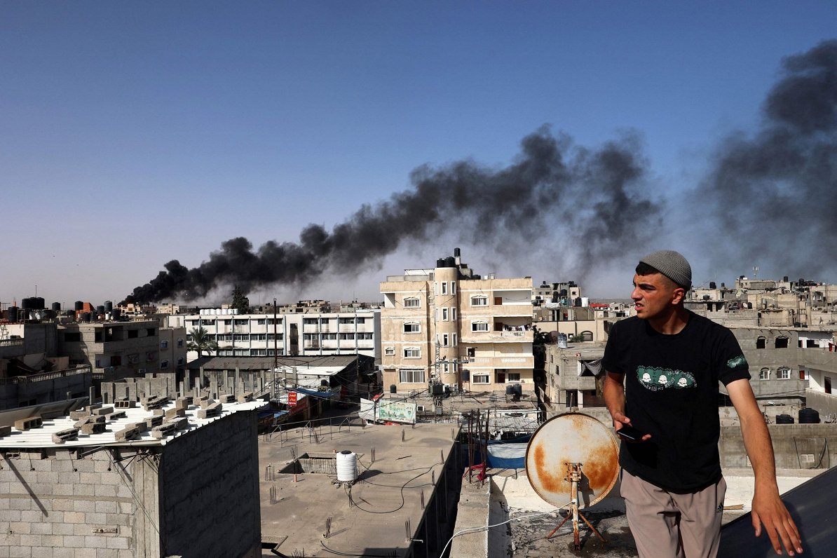 Dūmi virs Rafahas pilsētas Gazas joslā pēc Izraēlas triecieniem