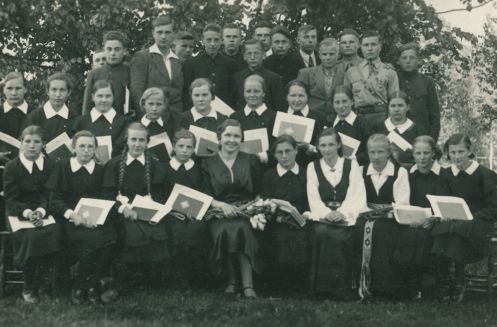 Izlaidums Lubānas sešgadīgajā pamatskolā. Pa labi skolotājai Stradei – Broņislava Martuževa. 1940. g...