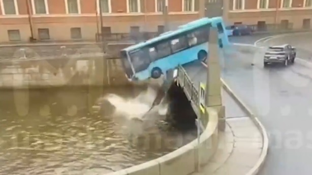 Krievijas pilsētā Sanktpēterburgā pasažieru autobuss iegāzies upē