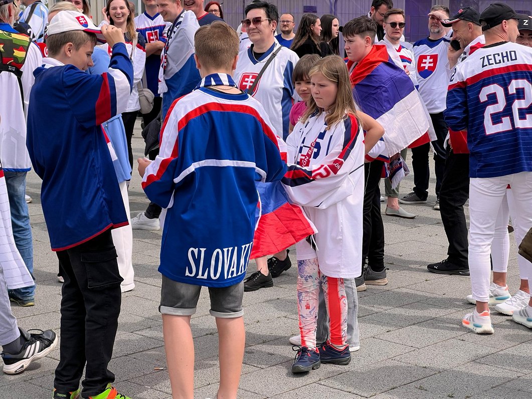 Hokeja līdzjutēji fanu zonā Ostravā