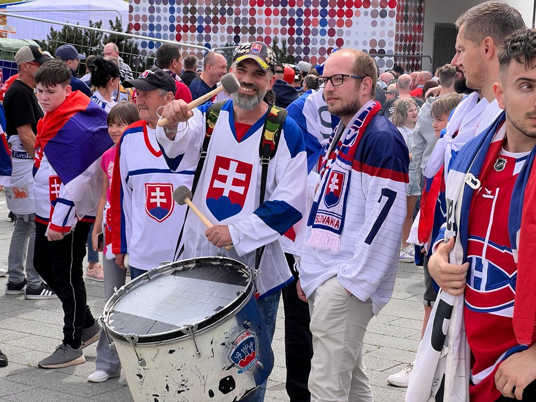 Hokeja līdzjutēji fanu zonā Ostravā