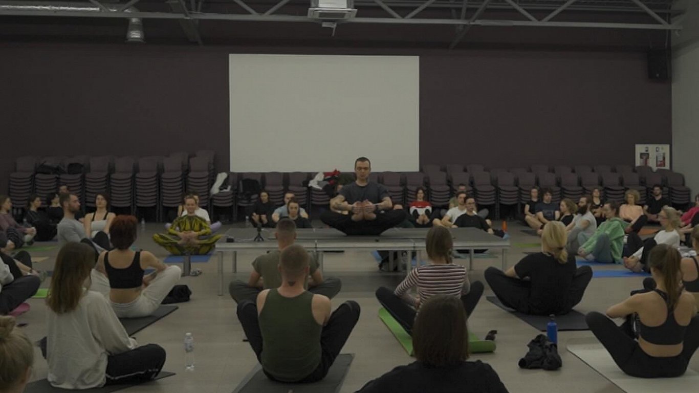 Pavlo Gončaruka vadītā jogas nodarbība
