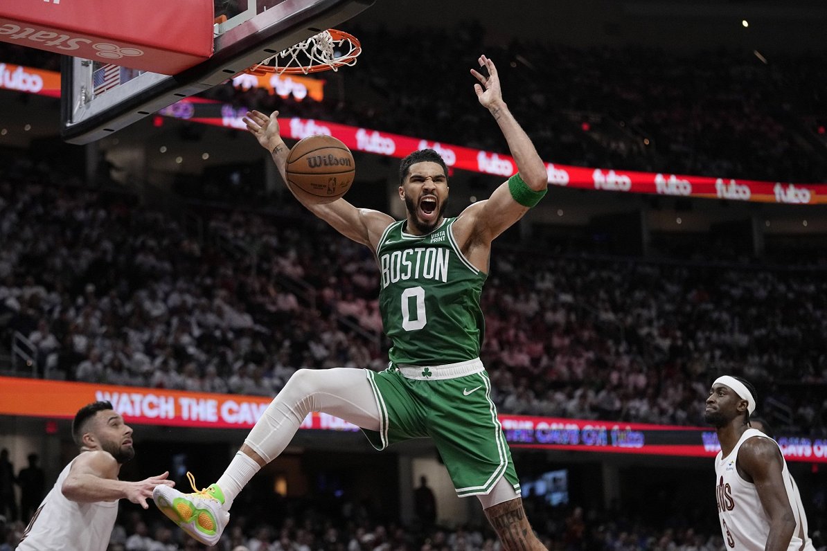 Bostonas &quot;Celtics&quot; basketbolists Džeisons Teitums uzvarētajā spēlē pret Klīvlendas &quot;C...