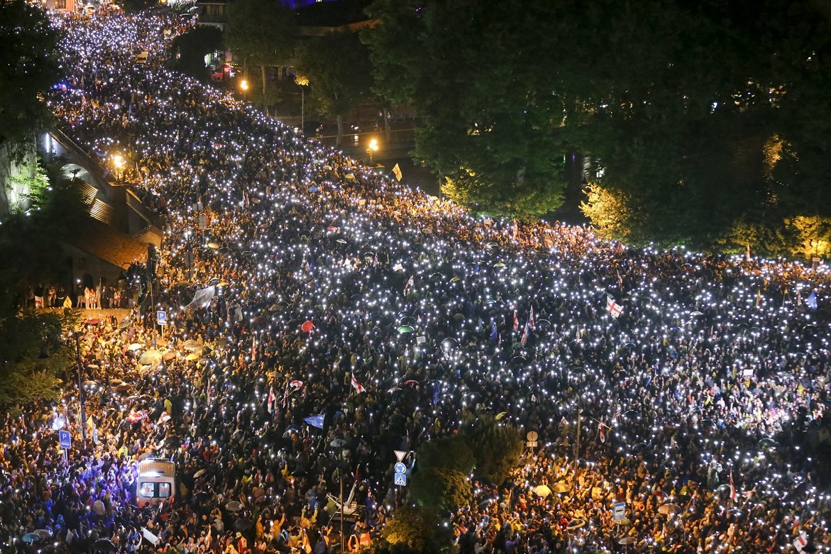 Gruzijas galvaspilsētā desmitiem tūkstošu protestē pret «ārvalstu aģentu» likumprojektu